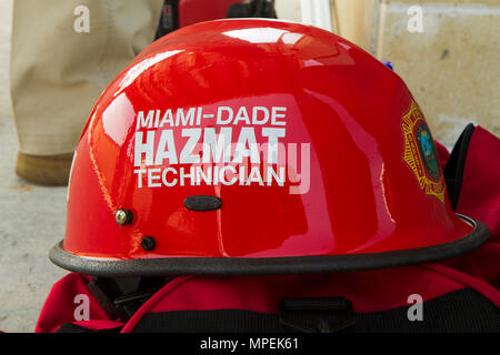 Armee finden Soldaten der 329. der chemischen, biologischen, radiologischen und nuklearen (CBRN) Unternehmen (Aufklärung und Überwachung) in die gemeinsame Ausbildung auf dem Miami-Dade Fire Rescue Department (MDFR) Training am 13.02.17, 2017 in Doral, Fla. Die 329 CBRN-Unternehmen beteiligen, von Orlando, Fla., 469Th der Armee finden im Krankenwagen, von Wichita, Kan. und Florida National Guard der Zivilgesellschaft Support Team, verbrachte den Tag Training mit MDFR Feuerwehrmänner und lernte die Tools Soldaten konnten verwenden, wenn aufgerufen Gefahrgut Operationen im Hafen von Miami zu unterstützen und Stockfoto