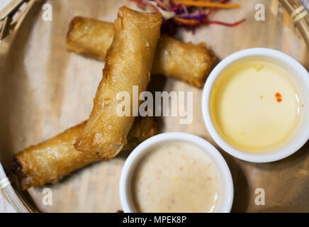 Frühlingsrollen mit Soße in asiatischen Restaurant. Stockfoto
