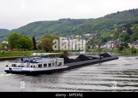 COCHEM, Deutschland - 13. Mai 2018: Lastkahn mit Kohle auf Mosel geladen. Stockfoto