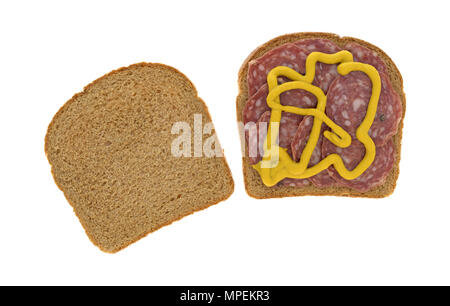 Blick von oben auf eine ungehärtete soppressata trockene Salami Sandwich mit Senf auf einem weißen Hintergrund. Stockfoto