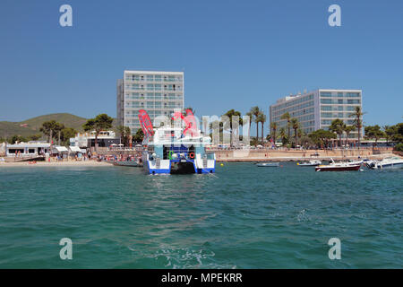 Playa d'en Bossa, Ibiza, Spanien - Apr 5, 2017: Katamaran von Boot Party auf der Fähre Anlegestelle Stockfoto