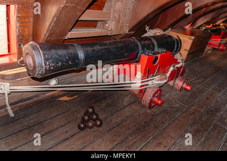 Alte Segel schiff Waffen Unterdeck eines niederländischen VOC-Schiff Stockfoto