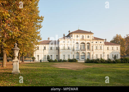 Barocke Tesoriera Villa in sonniger Tag mit Wiese und vase Skulptur im Herbst in Turin Stockfoto