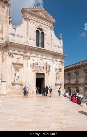 Die sonnenbeschienenen Fassade von Chiesa di San Francesco, die katholische Kirche in der Piazza della Liberta, Ostuni, Apulien, Italien Stockfoto