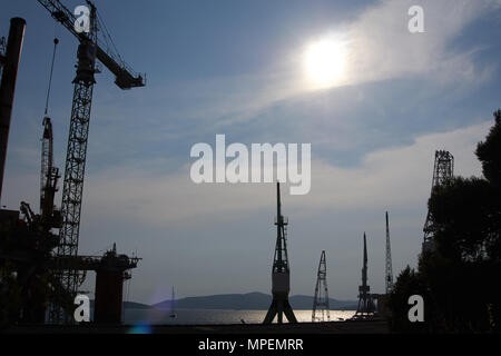 Offshore Bohrinsel in Trogir, Kroatien. Long Shot. Low Angle View. Stockfoto