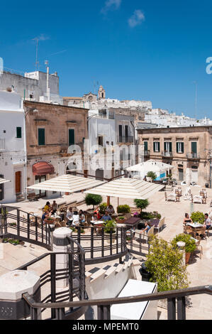 Touristen im Freien essen in einem Restaurant in Ostuni, Puglia, Italien. Stockfoto