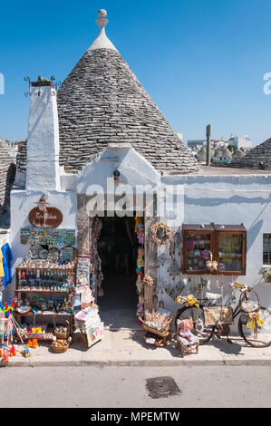 Trulli, den traditionellen Hütten der Stadt Alberobello, umgewandelt in Souvenirläden, Bars und Restaurants. Apulien, Italien. Stockfoto