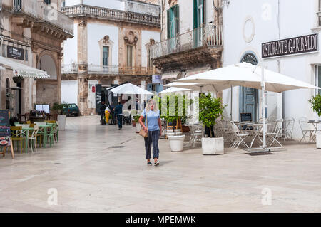 Frau touristische Wanderungen in Piazza Maria Immacolata, Martina Franca, Apulien, Italien. Stockfoto