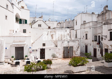 Gebäude und Restaurant am Rande der Altstadt von Martina Franca, Apulien, Italien. Stockfoto