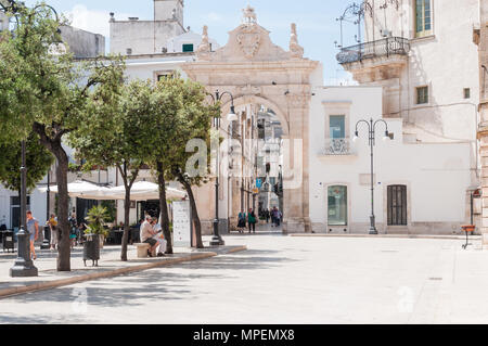 Von der Piazza XX Settembre, die Porta S.Antonio, Gateway in der historischen Barockstadt Martina Franca, Apulien, Italien gesehen. Stockfoto