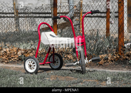 Kinder Dreirad der Zeiten der UDSSR. Retro dreirädrigen Fahrrad der 80s Stockfoto