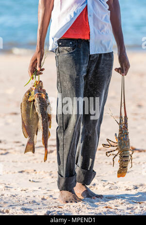 A. lokalen Fischer hält einige Thirteen Fisch in Mosambik gefangen. Stockfoto