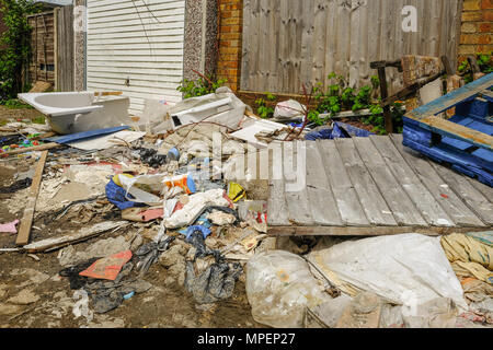 Große Haufen Müll, Verrottung, nachdem er fliegen gekippt und Links in einem städtischen Gasse. Zeigt anti-soziales Verhalten. Stockfoto