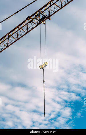 Kranhaken mit Schwarz und Gelb gegen einen bewölkten Himmel Stockfoto