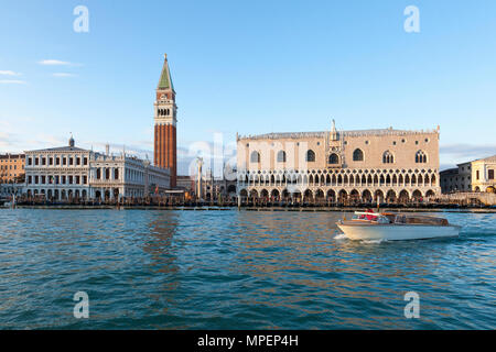 Wasser Taxi in St Marks Becken, den Dogenpalast, den Palazzo Ducale, Palazzo Ducale, und Campanile bei Sonnenuntergang, San Marco, Venedig, Venetien, Italien, refle Stockfoto