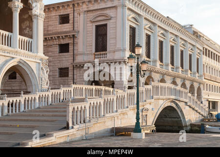 Sonnenaufgang, Dämmerung, über die Ponte della Paglia vor dem Dogenpalast, Riva degli Schiavonni, San Marco, Venedig, Venetien, Italien Stockfoto