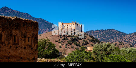 Ein ruiniertes Glaoui Kasbah am Ufer des Oued N'Fis, Marrakesch-tensift-Al Haouz, Marokko Stockfoto