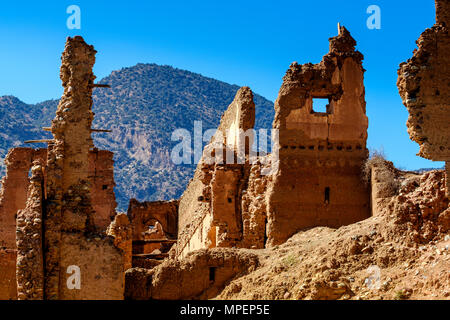 Ein ruiniertes Glaoui Kasbah am Ufer des Oued N'Fis, Marrakesch-tensift-Al Haouz, Marokko Stockfoto