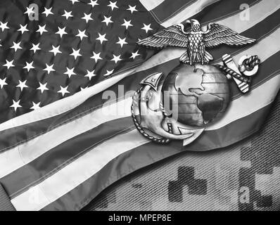 Marine Adler, Globus und mit amerikanischer Flagge Hintergrund verankern. Stockfoto