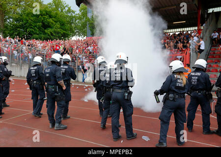 Sport, Fußball, Niederrhein Cup, 2017/2018, Endrunde, Rot-Weiß Oberhausen vs Rot Weiss Essen 2:1, Stadion Niederrhein Oberhausen, großen polizeieinsatz an der RWE-Fußball-Fans, rampagne, Unruhen, Rauch-Bombe Stockfoto