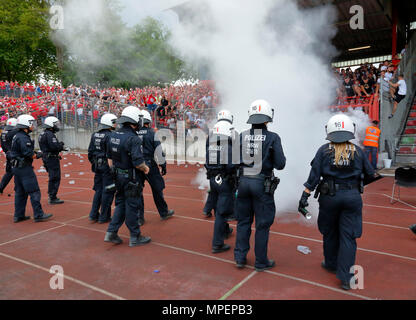 Sport, Fußball, Niederrhein Cup, 2017/2018, Endrunde, Rot-Weiß Oberhausen vs Rot Weiss Essen 2:1, Stadion Niederrhein Oberhausen, großen polizeieinsatz an der RWE-Fußball-Fans, rampagne, Unruhen, Rauch-Bombe Stockfoto