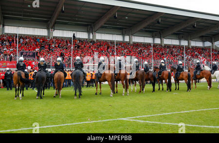 Sport, Fußball, Niederrhein Cup, 2017/2018, Endrunde, Rot-Weiß Oberhausen vs Rot Weiss Essen 2:1, Stadion Niederrhein Oberhausen, großen polizeieinsatz an der Revierkraft stehen, Polizei, Team, RWO Fußball-Fans, rampagne, Unruhen Stockfoto