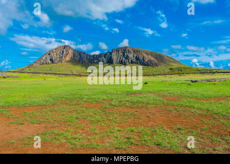 Ein Berg erhebt sich von der Erde auf den Abstand Stockfoto