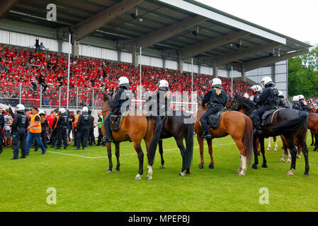 Sport, Fußball, Niederrhein Cup, 2017/2018, Endrunde, Rot-Weiß Oberhausen vs Rot Weiss Essen 2:1, Stadion Niederrhein Oberhausen, großen polizeieinsatz an der Revierkraft stehen, Polizei, Team, RWO Fußball-Fans, rampagne, Unruhen Stockfoto