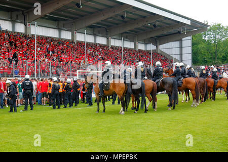 Sport, Fußball, Niederrhein Cup, 2017/2018, Endrunde, Rot-Weiß Oberhausen vs Rot Weiss Essen 2:1, Stadion Niederrhein Oberhausen, großen polizeieinsatz an der Revierkraft stehen, Polizei, Team, RWO Fußball-Fans, rampagne, Unruhen Stockfoto