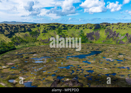Blick nach unten am See innerhalb des Rano Kau Vulkankrater auf der Osterinsel. Stockfoto