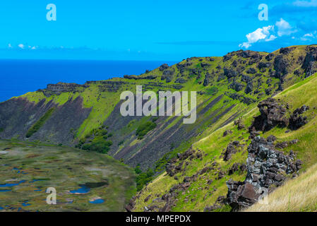 Der Blick in den Krater des erloschenen Krater Rano Kau auf der Osterinsel Stockfoto