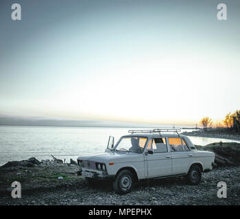 Mann im Auto am Strand, Okhamchira, Abchasien, Georgien Stockfoto