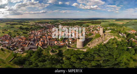 MÜNZENBERG/Deutschland - 23.Mai 2018: Luftaufnahme auf Münzenberg Schloss und die kleine Stadt Münzenberg in Hessen, Deutschland Stockfoto