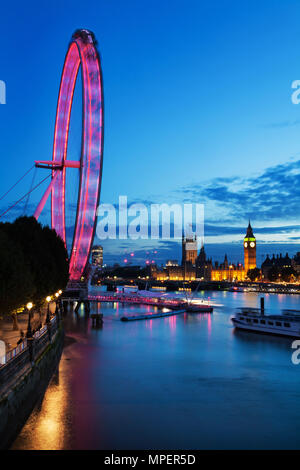 LONDON - September 13, 2015: Blick auf London Eye bei Nacht mit der Themse in London, England. London Eye ist eine berühmte Touristenattraktion in einer Höhe o Stockfoto