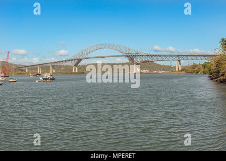 Panama, Panama - 20. Februar 2017: Kleine Boote an der Brücke von Nord- und Südamerika. Es ist eine Straßenbrücke in der Republik Panama, überquert den Pazifik appr Stockfoto