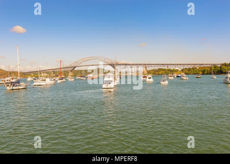 Panama, Panama - 20. Februar 2017: Kleine Boote an der Brücke von Nord- und Südamerika. Es ist eine Straßenbrücke in der Republik Panama, überquert den Pazifik appr Stockfoto