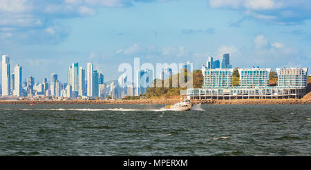 Panama City, Panama - 20. Februar 2017: Panama City Skyline der Wolkenkratzer, Panama Financial District, an einem sonnigen Tag im Februar 2017. Stockfoto