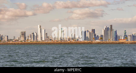 Panama City, Panama - 20. Februar 2017: Panama City Skyline der Wolkenkratzer, Panama Financial District, an einem sonnigen Tag im Februar 2017. Stockfoto