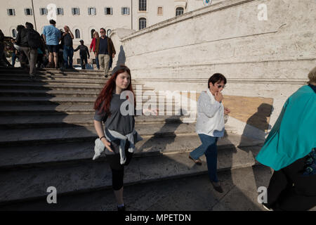 Rom Trinita de Monti, Touristen zu Fuß zur Spanischen Treppe. Stockfoto