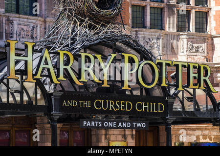 Harry Potter und die Verfluchten Kind Zeichen außerhalb des Palace Theatre, Shaftesbury Avenue, London, England, Großbritannien Stockfoto