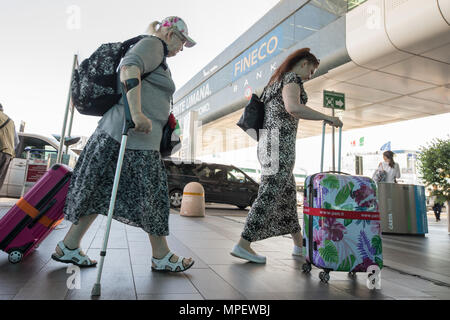 Der Flughafen Rom Fiumicino, Passagiere zu Fuß mit Trolley und Koffer Stockfoto