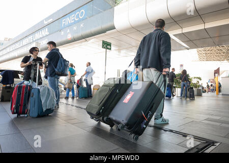 Der Flughafen Rom Fiumicino, Passagiere zu Fuß mit Trolley und Koffer Stockfoto