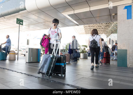 Der Flughafen Rom Fiumicino, Passagiere zu Fuß mit Trolley und Koffer Stockfoto