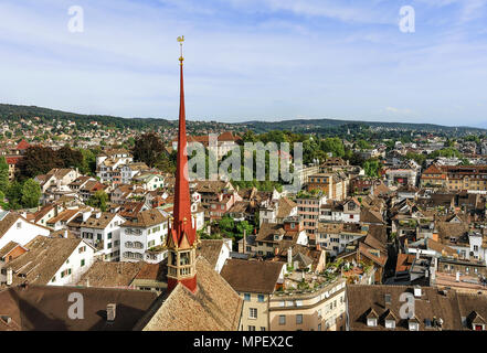 Zürich, Schweiz - 2 September, 2016: Rote Spitze des Grossmünster und Dächer von Zürich, Schweiz Stockfoto