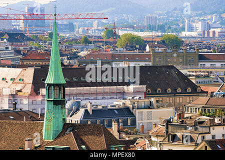 Zürich, Schweiz - 2 September, 2016: Turm der Augustinerkirche und Dächer der Stadt Zürich, Schweiz. Stockfoto