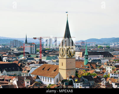 Zürich, Schweiz - 2 September, 2016: Türme der St. Peter Kirche und Augustinerkirche und Dächer der Stadt Zürich, Schweiz. Stockfoto