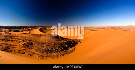 Blick auf den Sonnenuntergang zu Tin Merzouga Dünen im Tassili nAjjer Nationalpark, Algerien Stockfoto