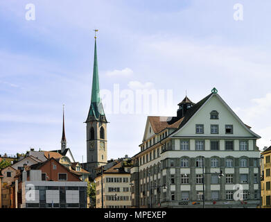 Zürich, Schweiz - 2 September, 2016: Türme Grossmünster Kirche und Wasserkirche und Dächer der Stadt center in Zürich, Schweiz. Stockfoto