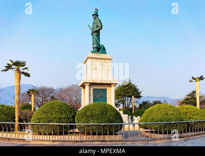 Busan, Südkorea - 14. März 2016: Der Mann, der die Statue an Yongdusan Park in Busan, Südkorea Stockfoto