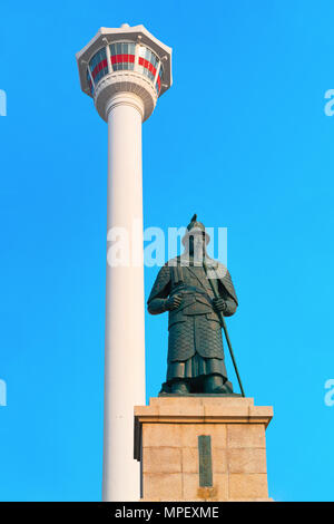 Busan, Südkorea - 14. März 2016: Der Mann, der Statue und Busan Turm bei Yongdusan Park in Busan, Südkorea Stockfoto